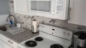 Réfrigérateur, micro-ondes, four, plaque de cuisson