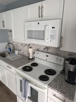 Kühlschrank, Mikrowelle, Ofen, Herdplatte