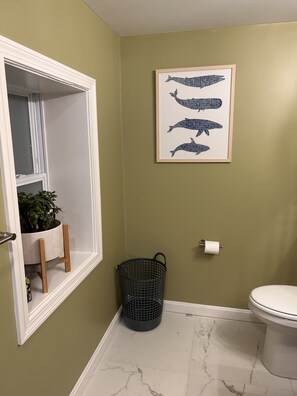 Shower, hair dryer, towels, soap - Marina on the Sakonett (Portsmouth)