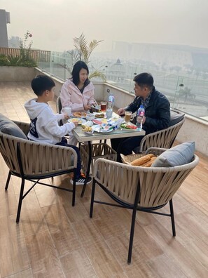 每日供应外卖早餐（每人 EUR 5）