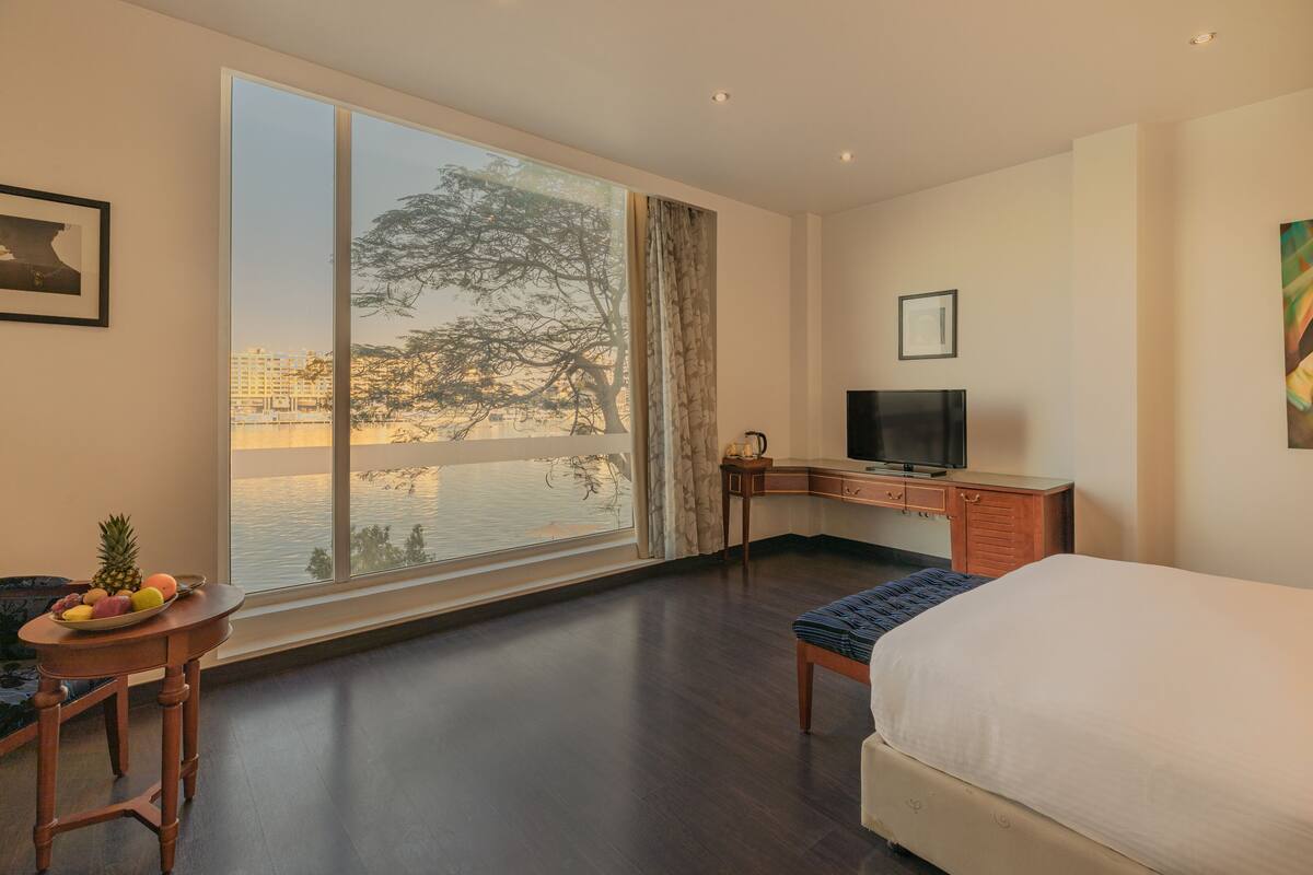 Room 200 LA FEMME | In-room safe, blackout drapes, iron/ironing board, free WiFi
