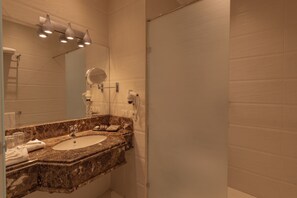 Room 300 The Nomad | Bathroom | Shower, hair dryer, bathrobes, slippers - Riverside Hotel (Cairo)
