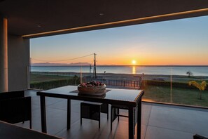 Outdoor dining - Sun and Sea Apartment in Astros,  Beachfront, 2 Bathrooms,Sunset Balcony,Parking (Paralio Astros)