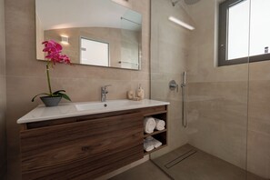 Douche, sèche-cheveux, serviettes fournies, savon