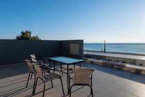Outdoor dining - Sun and Sea Apartment in Astros,  Beachfront, 2 Bathrooms,Sunset Balcony,Parking (Paralio Astros)