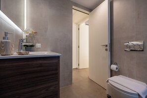 Shower, hair dryer, towels, soap - Sun and Sea Apartment in Astros,  Beachfront, 2 Bathrooms,Sunset Balcony,Parking (Paralio Astros)