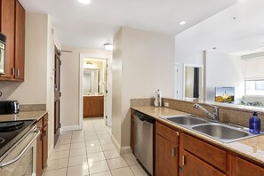 Frigorífico, microondas, horno y placa de cocina