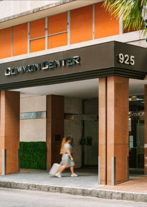 Exterior detail - Contemporary Comfort: 1BR Condo with Poolside Serenity (New Orleans)