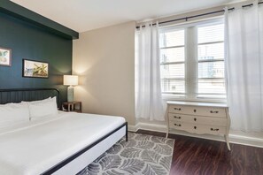 1 dormitorio, tabla de planchar con plancha, ropa de cama