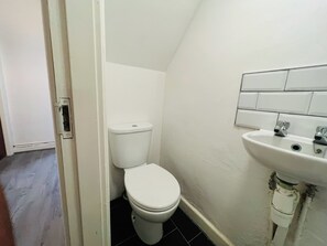House | Bathroom - Remarkable 4-bed House in Bootle, Liverpool (Bootle)