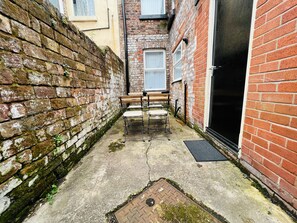 Outdoor dining - Remarkable 4-bed House in Bootle, Liverpool (Bootle)