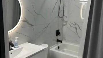 Dusj, hårføner, håndklær og såpe
