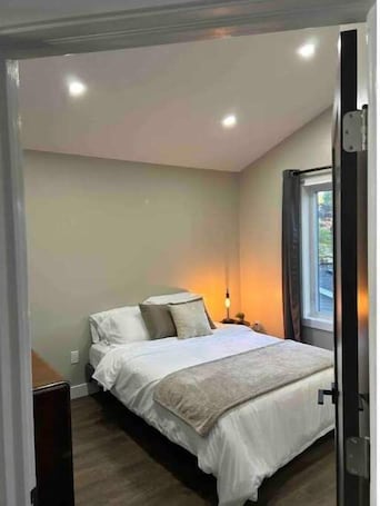 1 bedroom, iron/ironing board, free WiFi, bed sheets. Gem on Prospect