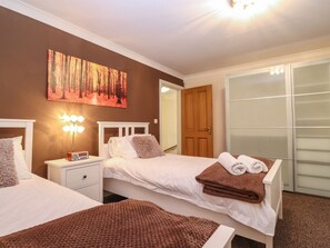 2 quartos, individualmente decorados, individualmente mobiliados