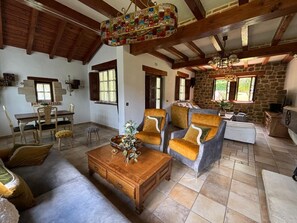 TV connectée, cheminée, jeux vidéo, table de tennis de table