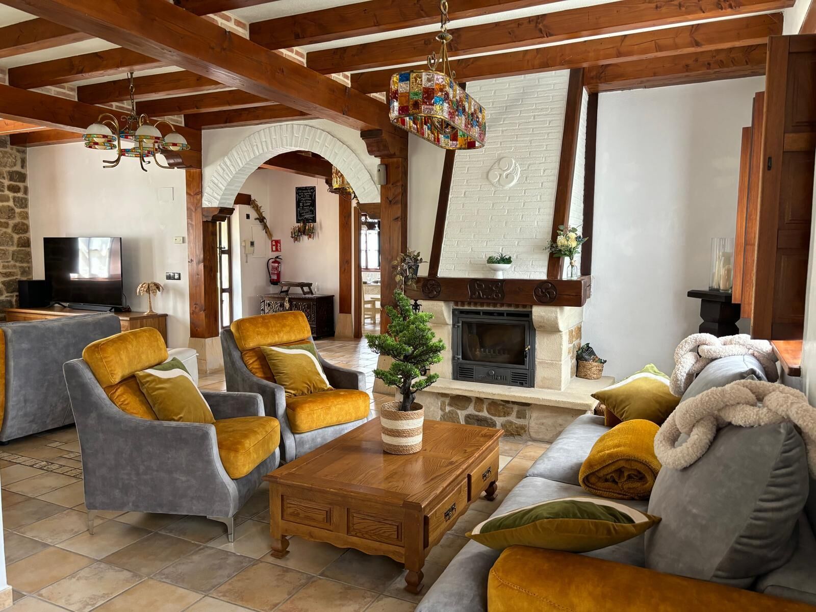 Älytelevisio, takka, videopelejä, pöytätennispöytä