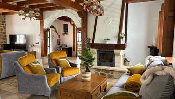 Smart TV, fireplace, video games, table tennis