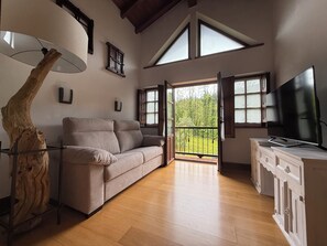 TV connectée, cheminée, jeux vidéo, table de tennis de table