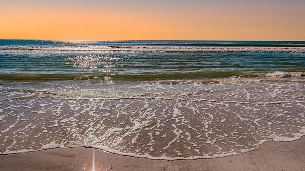 A beach with waves and a clear sky. - Villa 05 - Premium - Aloha Kai Vacation Villas (Siesta Key)