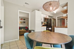 Dining - Extended Stay! 2br, 1ba + Full Office & Enclosed Patio in the St. Elmos District (Austin)