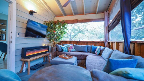 Smart-TV, Kamin, Arbeitsbereiche, Computerbildschirme