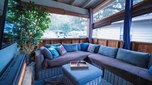 تلفزيون ذكي، مدفأة، مكتب، شاشة كمبيوتر