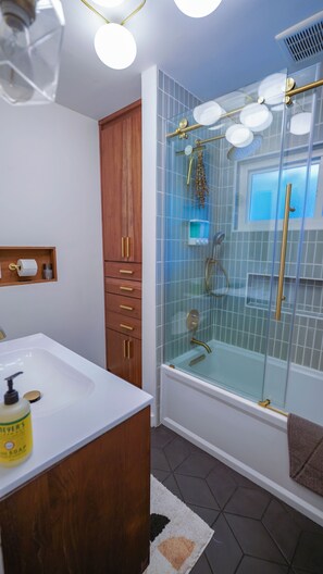 Hair dryer, bidet, towels, soap - Extended Stay! 2br, 1ba + Full Office & Enclosed Patio in the St. Elmos District (Austin)