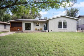 Exterior - Extended Stay! 2br, 1ba + Full Office & Enclosed Patio in the St. Elmos District (Austin)