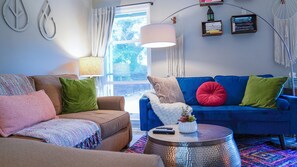 Smart-TV, Kamin, Arbeitsbereiche, Computerbildschirme