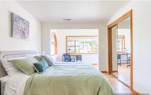 6 bedrooms, desk, iron/ironing board, travel crib - Spacious/Luxury/ Custom Home with 6 beds/4.5 baths (Issaquah)