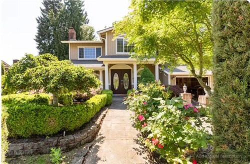 Spacious/Luxury/ Custom Home with 6 beds/4.5 baths