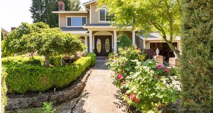 Spacious/Luxury/ Custom Home with 6 beds/4.5 baths