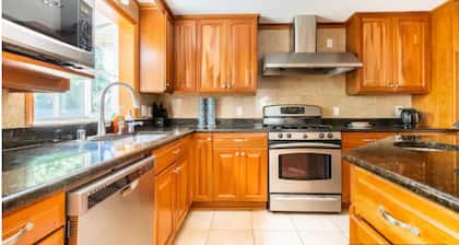 Spacious/Luxury/ Custom Home with 6 beds/4.5 baths