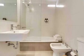 Chuveiro, secador de cabelo, toalhas de banho, shampoo