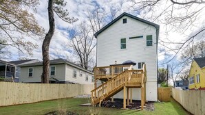 Ein Wohngrundstück mit einer Holzterrasse und einer kleinen Treppe, die zu einem Haus führt.