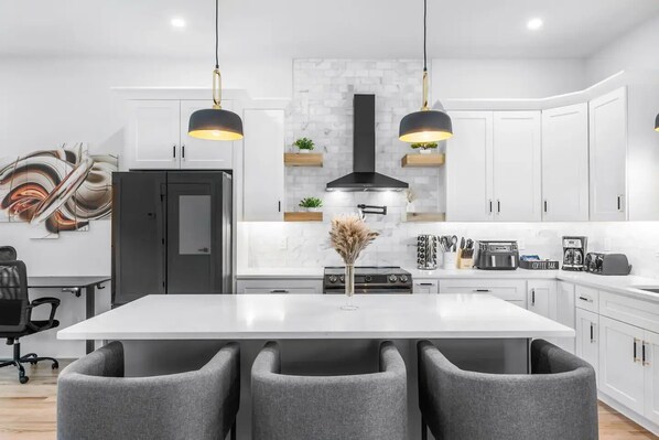 Frigorifero, microonde, forno, piano cottura