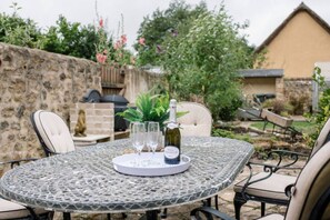 Outdoor dining - Cosy Cottage, dog friendly with secure private garden, 7 mins from Bridport. (Melplash)