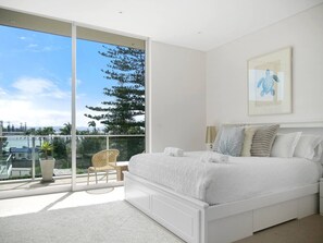 4 slaapkamers, een bureau, een strijkplank/strijkijzer, reisbedje