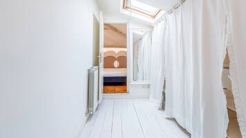 2 quartos, ferros/tábuas de passar roupa, Wi-Fi, roupa de cama
