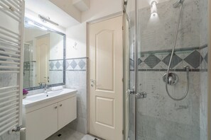 Een douche, een haardroger, handdoeken