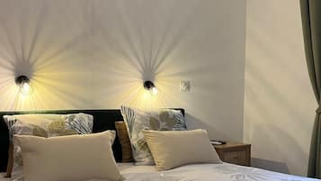 1 habitación, escritorio, tabla de planchar con plancha y cuna de viaje