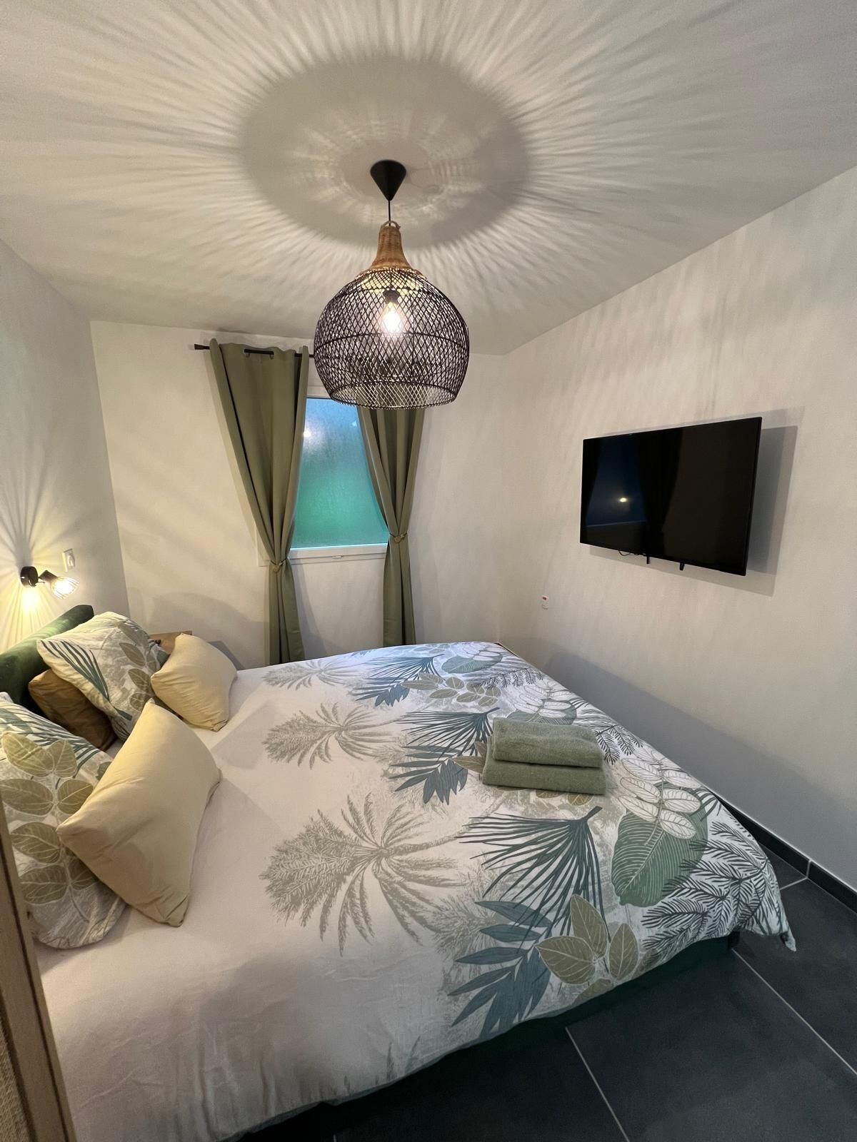 1 chambre, bureau, fer et planche à repasser, lit parapluie