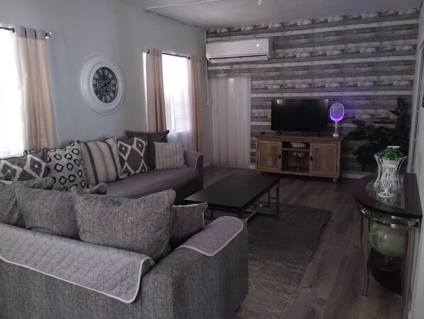 Interior - Deluxe Piñones (Loiza)