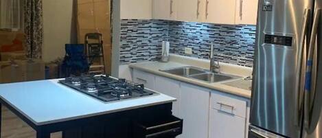 Refrigerador con freezer, microondas, placa de cocina