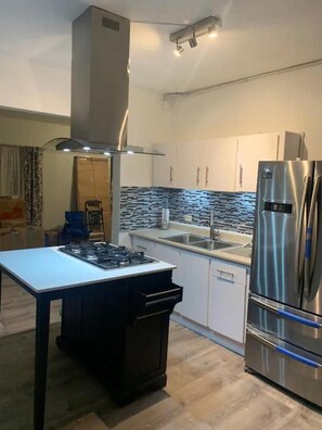 Family House | Private kitchen | Full-size fridge, microwave, stovetop, cookware/dishes/utensils - Deluxe Piñones (Loiza)