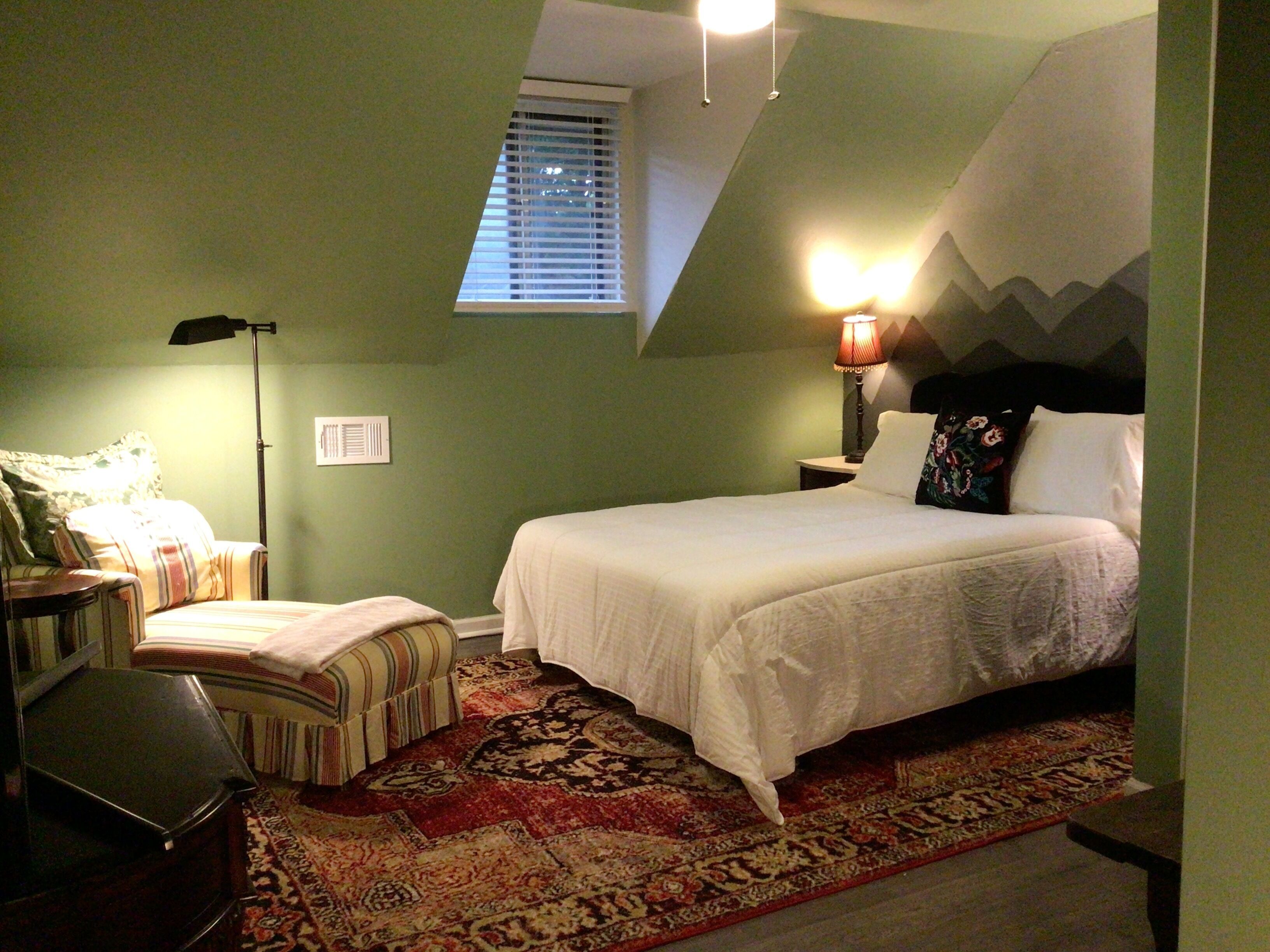 Rustic Vibes Await You! Perfect for Couples.. Quiet and Peaceful Atmosphere! 