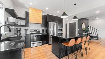 雪櫃、微波爐、焗爐、爐具