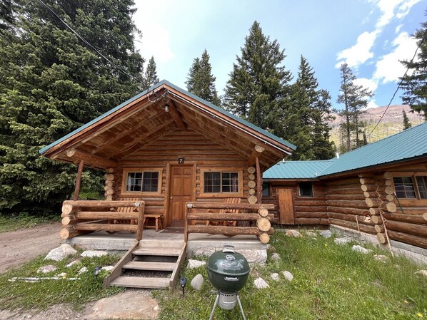 Exterior - Comfy cabin is situated on the Silver Gate property which overlooks 10,000ft tall mountain peaks surrounding the town. (SILVER GATE)