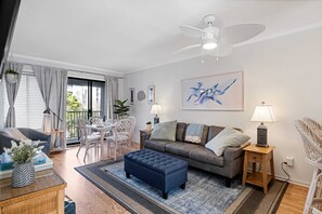Smart TV - 3 Night Minimum!  Poolside-2 bed/2bath-Walk to Beach-3 Pools! (Hilton Head Island)