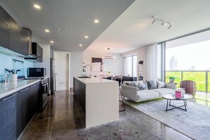 Departamento (24G) | Cocina privada | Refrigerador, microondas, horno y tetera eléctrica 